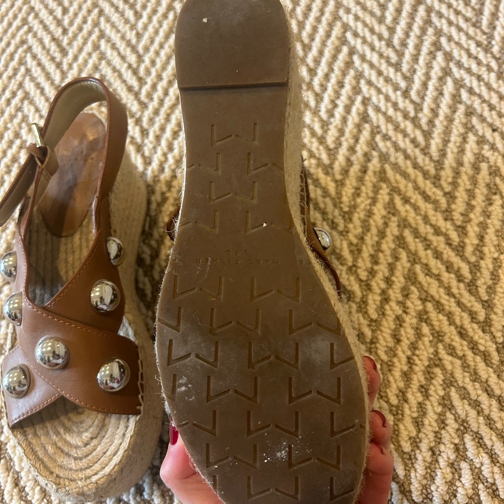 Chic Brown Platform Sandals With Silver Accents - image 3